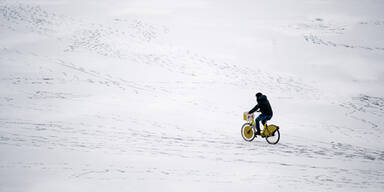 Radfahrer auf der zugefrorenen Donau