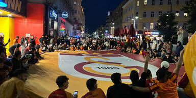 Türkische Fans stürmen Reumannplatz