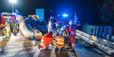 Pkw überschlägt sich auf Autobahn