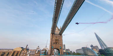 Austro-Skydiver flogen mit 246 km/h durch Londoner Tower Bridge 