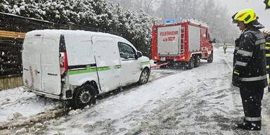 Kräfte der Feuerwehr Deutschlandsberg im Einsatz bei einem wetterbedingten Verkehrsunfall