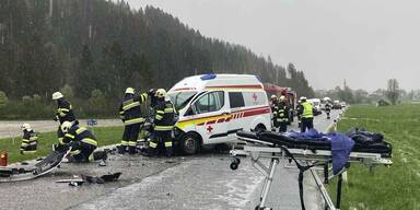 Vier Verletzte bei Unfall mit Rettungsauto
