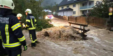 Feuerwehr beim bekämpfen einer Überschwemmung