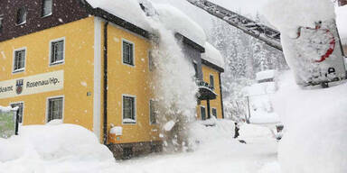 Schnee dachlawine Winter Oberösterreich