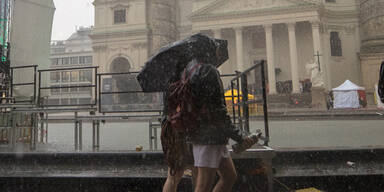 Menschen mit Regenschutz in Wiener Innenstadt