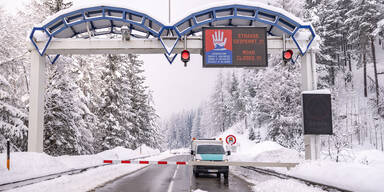 Schnee sorgt für Verkehrschaos vor Weihnachten