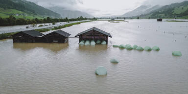 Heustadl in einem überfluteten Feld bei Niedernsill aufgenommen