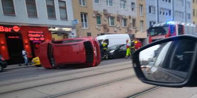 Spektakulärer Crash in Wien: Auto liegt auf der Seite