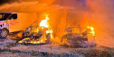 Großbrand: 15 E-Autos in Flammen