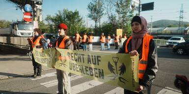 Klima-Kleber legen Verkehr in Wien lahm