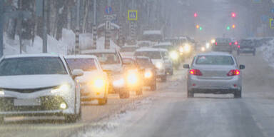 Autos auf verschneiter Straße