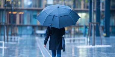 Frau mit Regenschirm