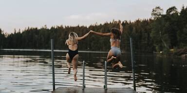 Frauen springen in See.jpg