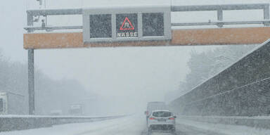 Schnee auf Autobahn