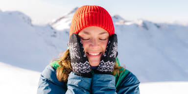 Fröhliche Frau im Winter