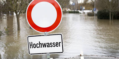 Hochwasser-Warnschild