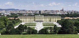 GettyImages-520755705_Schönbrunn mit Garten.jpg