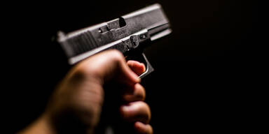 56-Jähriger zielt mit Schusswaffe auf Personengruppe
