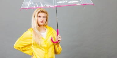 Frau regen Regenschirm