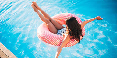 Sommer Hitze Freibad Pool Swimmingpool Luftmatratze