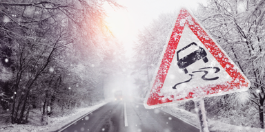 Graupelgewitter und Schneeschauer beeinträchtigen Straßenverkehr