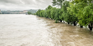 Starkregen lässt Donau in Linz überlaufen