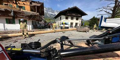 Maibaum stürzt auf "Bergdoktor"-Gasthaus: Bub schwer verletzt