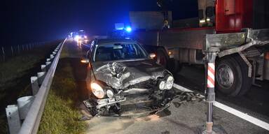 Schwerer Crash im Nebel: Autolenker übersieht LKW