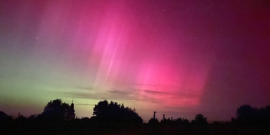 Spektakuläre Polarlichter über dem Nachthimmel Österreichs