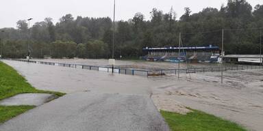 Unwetter: Fußballplatz steht komplett unter Wasser 