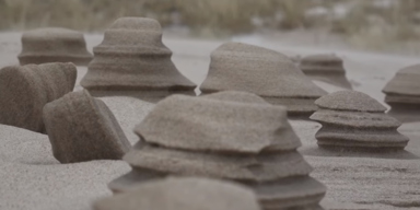 Gefrorener Sand: Die Mini-Sandsäulen am Lake Michigan