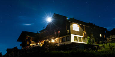 Sattleggers Alpendorf - Emberger Alm Nacht