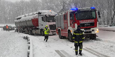 Schnee-Chaos legt Verkehr in Teilen Österreichs lahm | Massiver Niederschlag und Sturmböen