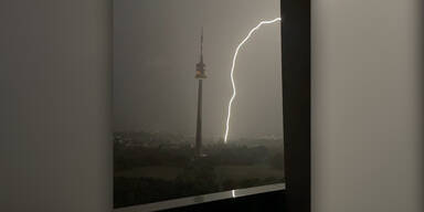 Spektakulärer Blitzeinschlag in Wien