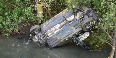 Auto bei Horror-Crash mehrere hundert Meter in Bach geschleudert