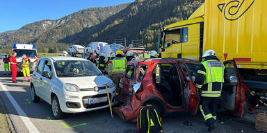 Post-Lkw rammt von hinten Auto: 4 Verletzte