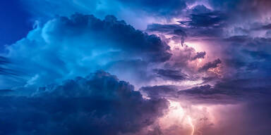 Wolken und Blitz