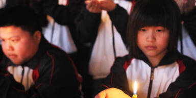 Trauer um die Opfer - Chinesische Schüler halten eine Mahnwache