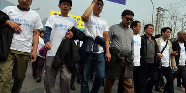 Angehörige der Opfer gehen in Peking auf die Straße