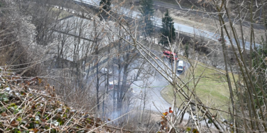 Föhnsturm kappt Stromleitung: Feuerwehr-Großeinsatz