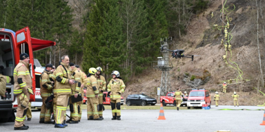 Föhnsturm kappt Stromleitung: Feuerwehr-Großeinsatz