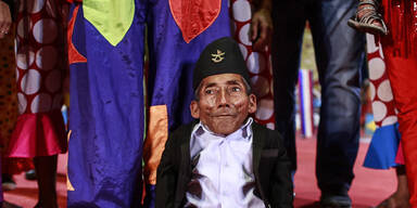 Chandra Bahadur Dangi, der kleinste Mann der Welt, geht mit einem Zirkus auf Tournee
