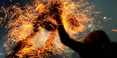 Jugendliche nehmen an einer religiösen Feuer-Zeremonie auf Bali teil