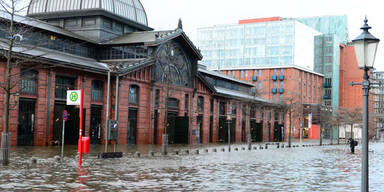 In Hamburg ist der historische Fischmarkt überflutet