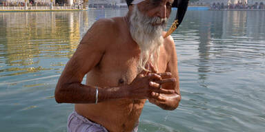 Ein Inder nimmt ein Bad bei Amritsar