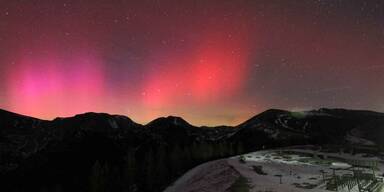 Polarlichter erhellten Nachthimmel über Österreich