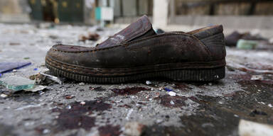Ein Schuh zwischen Scherben und Schutt in einer von Selbstmordattentätern zerstörten Moschee in Sanaa, Jemen. 
