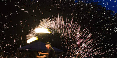 Spektakuläre Feuer-Show beim "Drum & Spalsh"-Festival