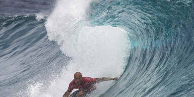 Ein Surf-Wettbewerb vor Tahiti sorgt für tolle Bilder