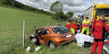 Auto bei Crash in Straßengraben geschleudert – Pensionist tot